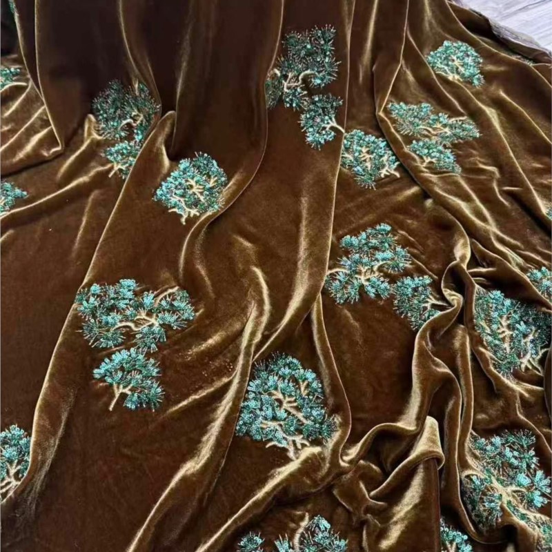 Bead Mat Velvet - معطف مطرز بالخرز من الحرير الأخضر